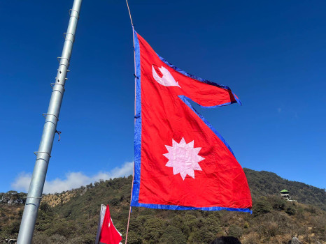 झुलाघाटदेखि चिवाभञ्ज्याङ पुगेर ओलीले फहराए राष्ट्रिय झण्डा