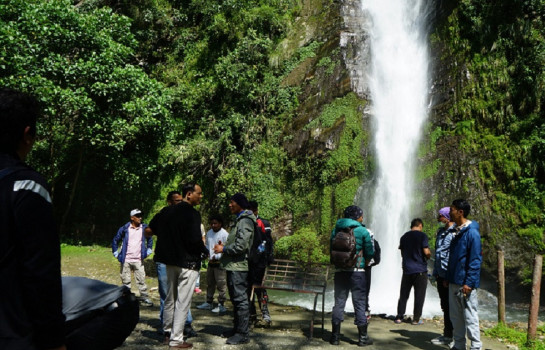 जहाँ झरनाहरुले यात्राको कष्ट भुलाउँछन्