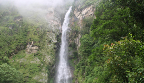 ओझेलमा ताप्लेजुङको ढङ्ढंगे झरना