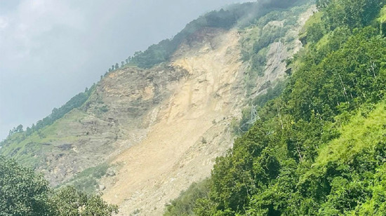 हिउँद वर्षादमै जोखिम बढाउँदै रामेछापको भूँजी पहिरो