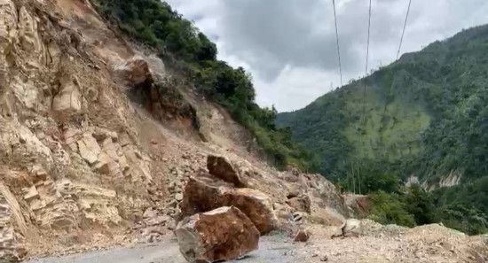 पहिरोले कालीगण्डकी सडक अवरुद्ध