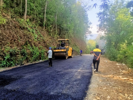 ग्रामीण सडक धमाधम कालोपत्रे हुँदै