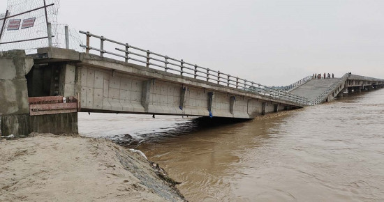 कमला नदीमा फसेका तीन जनाको उद्धार