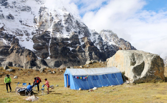 कञ्चनजंघा क्षेत्रमा पर्यटक बढेसँगै व्यवसायी उत्साहित