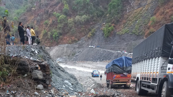 बागमतीको डाइभर्सन बाढीले बगायो, हेटौंडा-काठमाडौं जोड्ने कान्ति लोकपथ अवरूद्ध