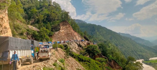 चार दिनदेखि महाकाली लोकमार्ग अवरुद्ध