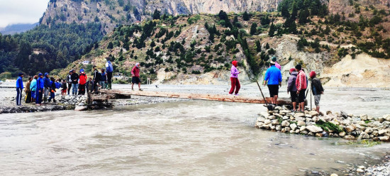 कालीगण्डकी तर्न साँघुको भर, जोखिम मोलेर नदी तर्न बाध्य