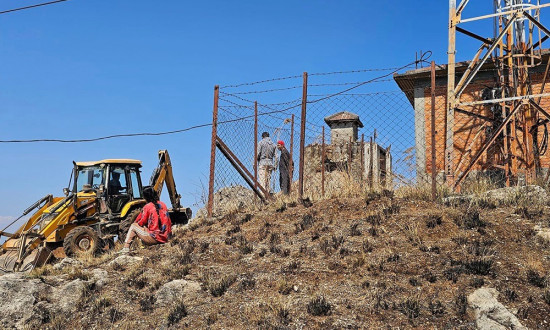 मानुङकोटमा बोरिङ गरेर खानेपानी ल्याइँदै