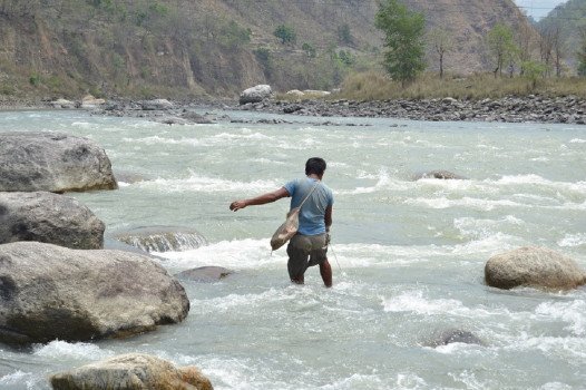 जल, जमिन र जंगलसँग यसरी टाढिँदैछन् आदिवासी