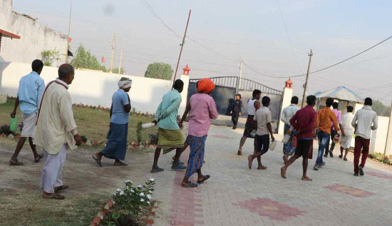 खुला ठाउँमा दिसापिसाब गर्दा प्रहरी पुगेपछि...