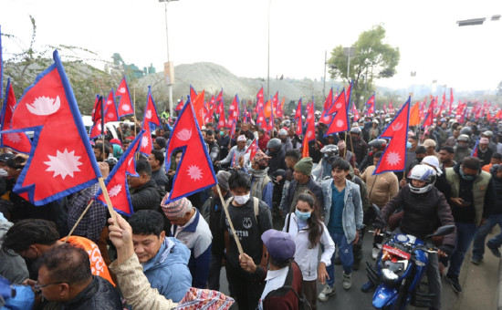 एयरपोर्टबाहिर प्रधानमन्त्रीविरुद्ध राजावादीको नाराबाजी