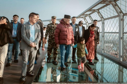 कमलादीको स्काइ टावर चढे प्रधानमन्त्री ओली