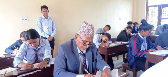 ६८ वर्षको उमेरमा कक्षा १२ को परीक्षा दिइरहेका लालबहादुर