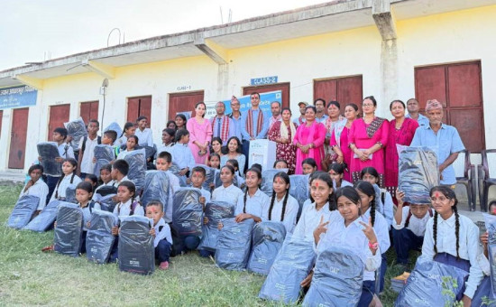 एनएमबि बैंकद्वारा लालबन्दीको विद्यालयलाई शैक्षिक सामग्री सहयोग