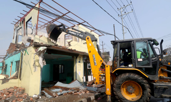 वडा कार्यालयमा ललितपुर महानगरको डोजर