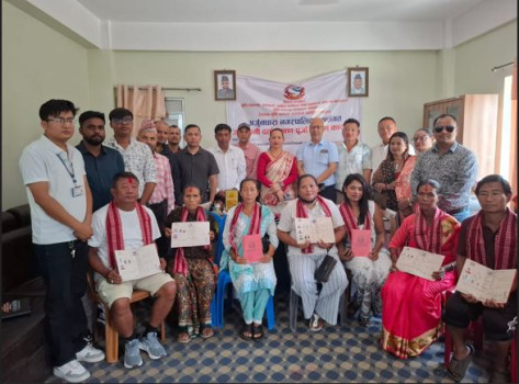 भूमिहीन दलित तथा अव्यवस्थित परिवारको हातमा जग्गाधनी पुर्जा