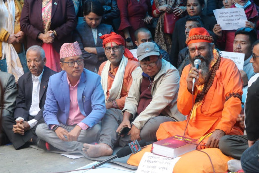 सडकमै रातभर सुतेर धर्ना दिइरहेका महावीर जुटाउँदै ऐक्यबद्धता
