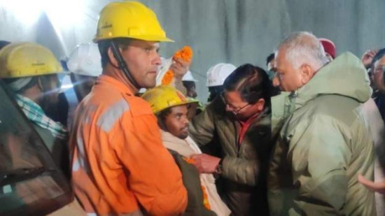 १७ दिनपछि बाहिर निकालिए सुरुङमा फसेका मजदुर