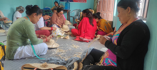 खेर जाने खोस्टाबाट टोपी र झोला