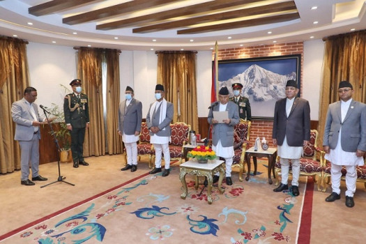 नवनियुक्त मन्त्रीले लिए सपथ