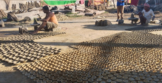 कुमाल जातिलाई माटोका भाँडा बनाउन भ्याइनभ्याइ