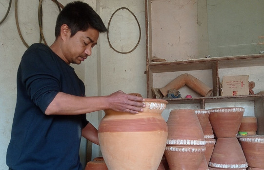 प्लास्टिकले विस्थापित गर्दै माटाका भाँडा