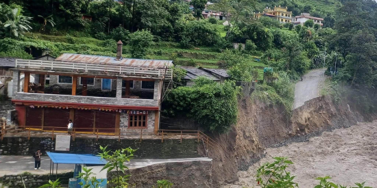 मोदीको बाढीले सडक बगाएपछि बिरेठाँटी-घान्द्रुक सम्पर्कविच्छेद