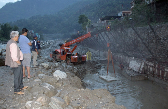 नदी कटान नियन्त्रण गर्न 'पलम बल्क' राखिँदै