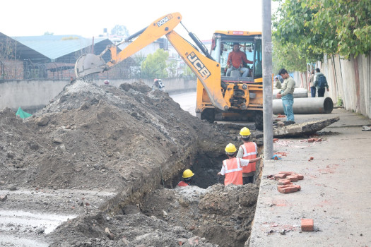 नाली खन्दै कामदारहरु