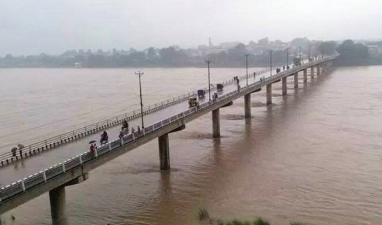 नारायणी नदीको पुलबाट हामफालेर दुई बेपत्ता