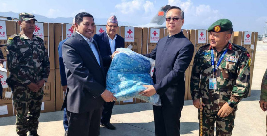 चीनद्वारा भूकम्प पीडितलाई ३० करोड मूल्य बराबरको राहत सामग्री हस्तान्तरण