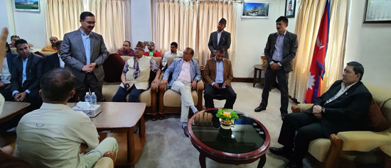 खाण समातिएपछि कांग्रेस नेताहरुले गृहमन्त्रीलाई भेटेर भने- खुट्टा नकमाउनुस्
