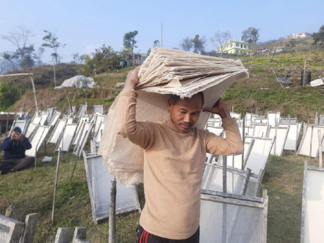 कागज उद्योगमा रमाउँदै पासाङ, वार्षिक कमाउँछन् २० लाख