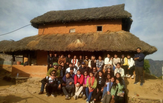 भूकम्पमा जोगिएको परम्परागत घरमा पर्यटकको आकर्षण