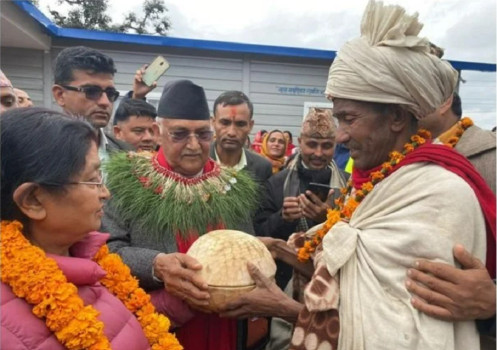 एमाले अध्यक्ष ओलीलाई राउटे मुखिया शाहीले दिए कोसी उपहार