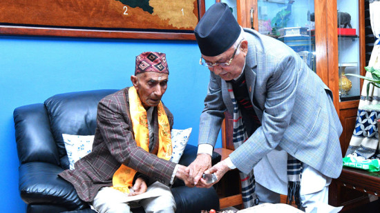 केपी ओलीले मनाए पिताको ९५ औं जन्मदिन