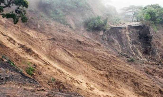 पहिरोले बगायो धौलागिरिको पदमार्ग 