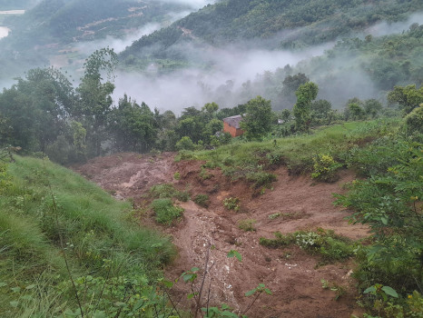 डडेल्धुरामा पहिरो : एक जनाको मृत्यु, राजमार्ग अवरुद्ध, विद्यालय बन्द