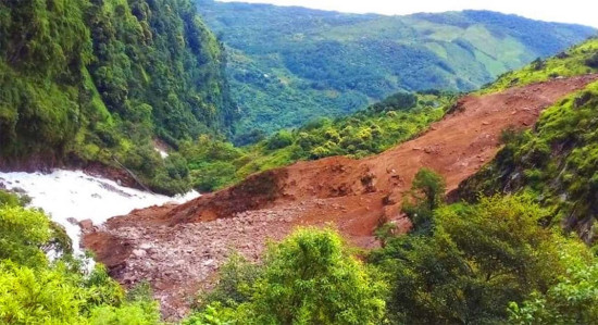 ताप्लेजुङमा पहिराले दुई घर बगायो