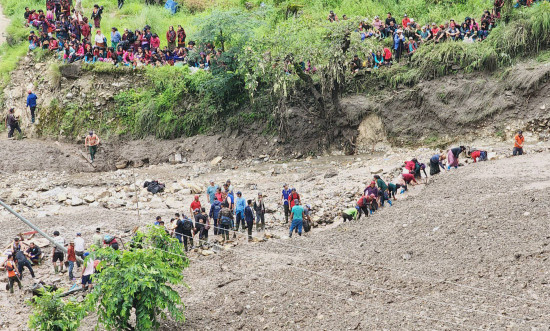 धार्चे पहिरोमा बेपत्ताको खोजी जारी