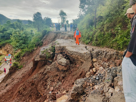 बाढीपहिरोमा ६ जनाको मृत्यु, बस्तीहरु डुबानमा, सडक अवरुद्ध