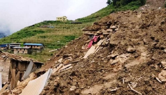 ताप्लेजुङका बाढीपहिरो प्रभावितलाई राहत वितरण
