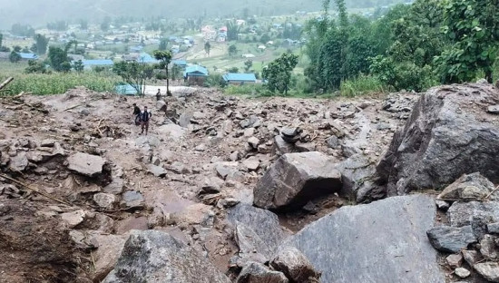 ओखलढुङ्गाको पहिरोमा परेर दम्पतीसहित छोरीको मृत्यु, छोरा बेपत्ता