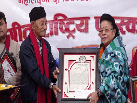 गीत गाएर ६१ बर्ष विताए, अहिलेसम्म पैसा लिएको छैन् : मीरा राणा [भिडियो]