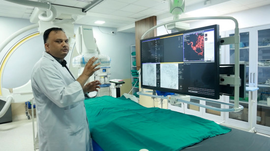केएमसीमा नेपालमै पहिलो पटक मस्तिष्कको अवरुद्ध नसा चिरफारबिनै खोलियो [भिडियो]