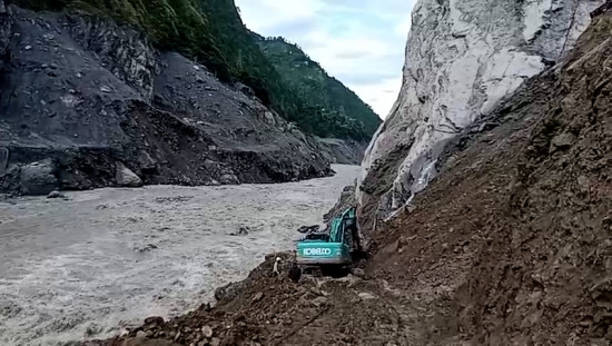 रसुवा बाढी : उद्धार टोली भग्नावशेष पन्छाउँदै पुग्यो चिलिमे टनेल नजिकै