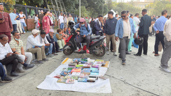 महाधिवेशनस्थलमा टोपीदेखि जुम्लाको स्याउ र कांग्रेसका पुस्तकसम्मको व्यापार