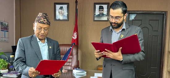दशरथचन्द स्वास्थ्य विज्ञान विश्वविद्यालयका नवनियुक्त उपकुलपति र रजिष्ट्रारलाई शपथ 