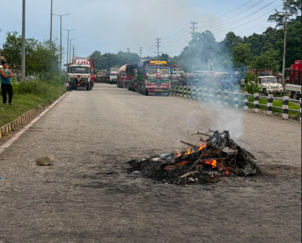 बारामा तीन वर्षीया बालिकाको हत्या : न्यायको माग गर्दै स्थानीयद्वारा सडक अवरुद्ध