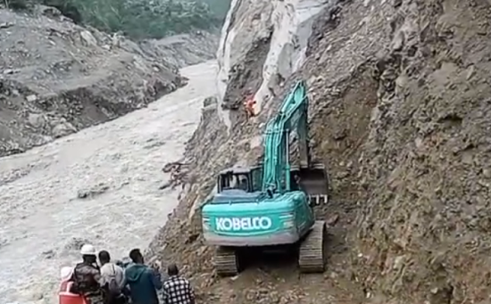 चिलिमे टनेलमा अर्को एक्स्काभेटर, काम धमाधम हुँदै
